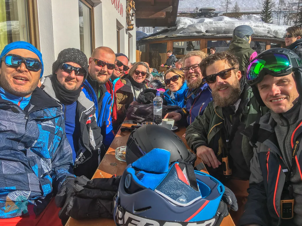 Gruppe Erwachsener macht ein Selbstporträt auf der Terrasse.